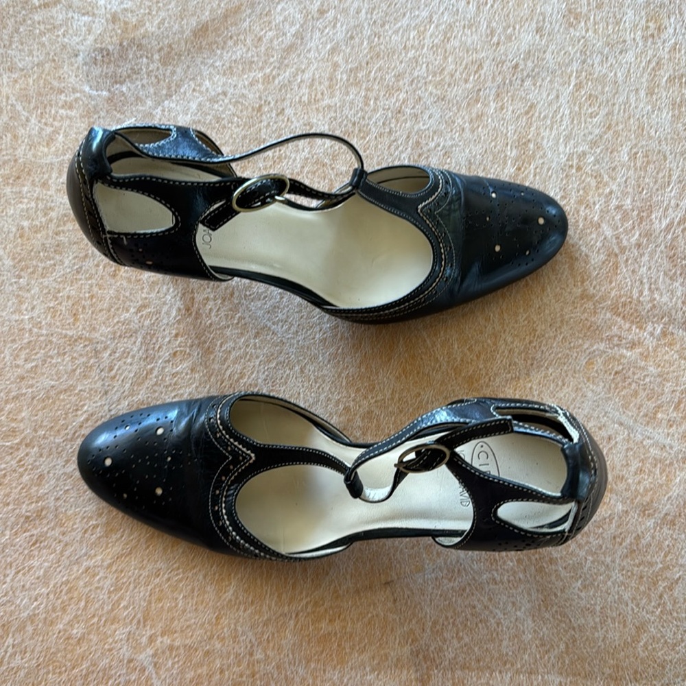 CIRCA Joan & David Black linen leather T-Strap Heels, leather sole, medium heel